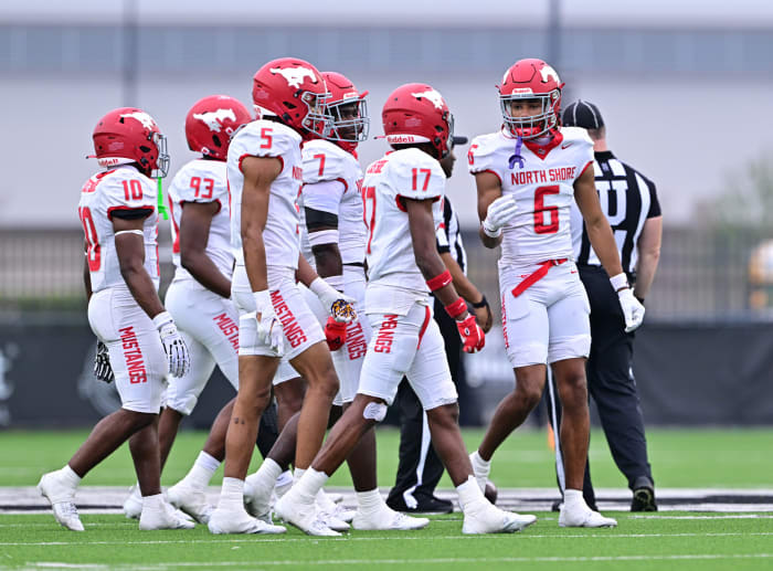 Quarterbacks were wise to throw opposite North Shore's Devin Sanchez (6), the nation's top rated DB in 2025.